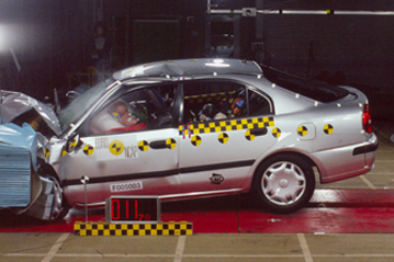 Краш тест Mitsubishi Carisma (2001)